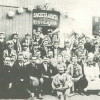 foto soci davanti la sede sociale 1906.jpg
