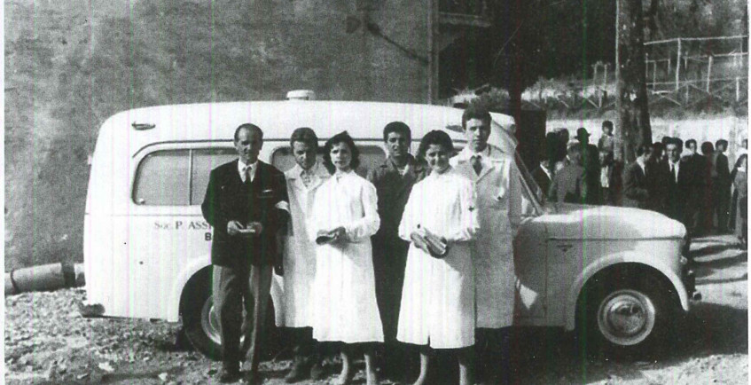 volontari e autoambulanza della Società 1958.jpg
