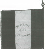 Bandiera con il motto della Società