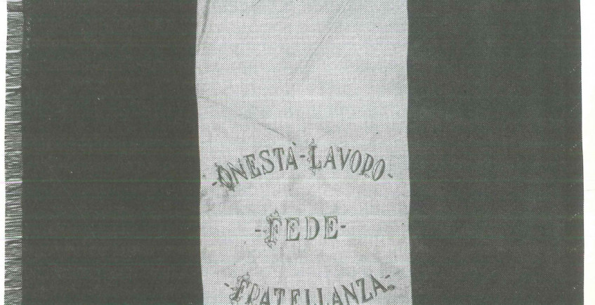 bandiera con il motto della Società.jpg